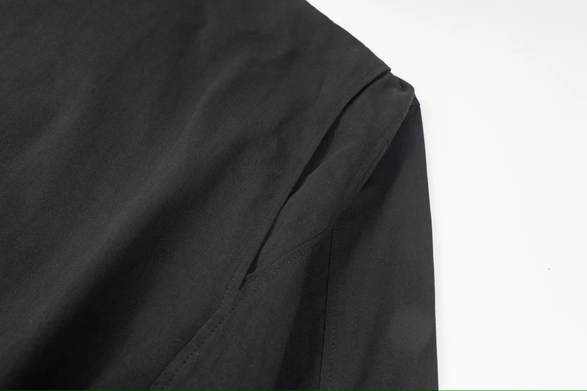 🅿️350 Ralph Lauren's new 24ss classic embroidered logo lapel executive zipper jacket for both men and women. 1️⃣Selected from high-quality original developed pure cotton fabric, with customized plaid lining inside, the overall wearing effect is very soft and comfortable. 2️⃣The workmanship details are perfectly controlled, with exquisite small logo embroidery on the chest, and the unique design style of splicing technology is used in the dropped shoulder position to highlight your personality! The version is simple but not simple! 3️⃣ Complete with tag accessories, unisex design, and a very versatile jacket for men and women!  Color: black, navy blue, khaki Size: S, M, L, XL